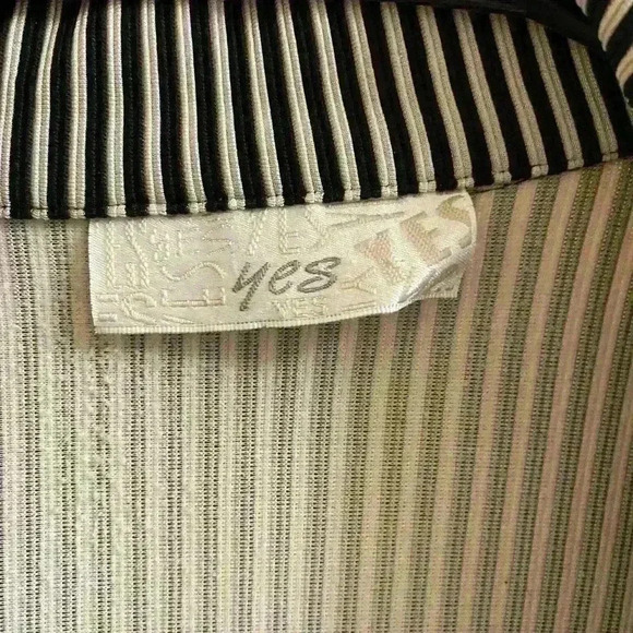 Black and white stripe blazer with shoulder pads very stretchy size medium - Picture 3 of 9